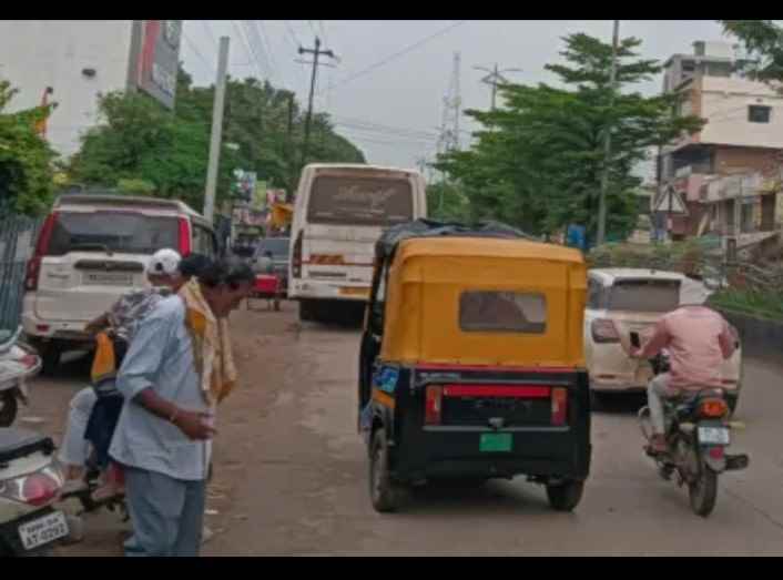 प्रवाशांसाठी ट्रॅव्हल्सचा मनमानी कारभार,मुख्य मार्गावर बेकायदा थांबे, अपघाताचा धोका वाढला